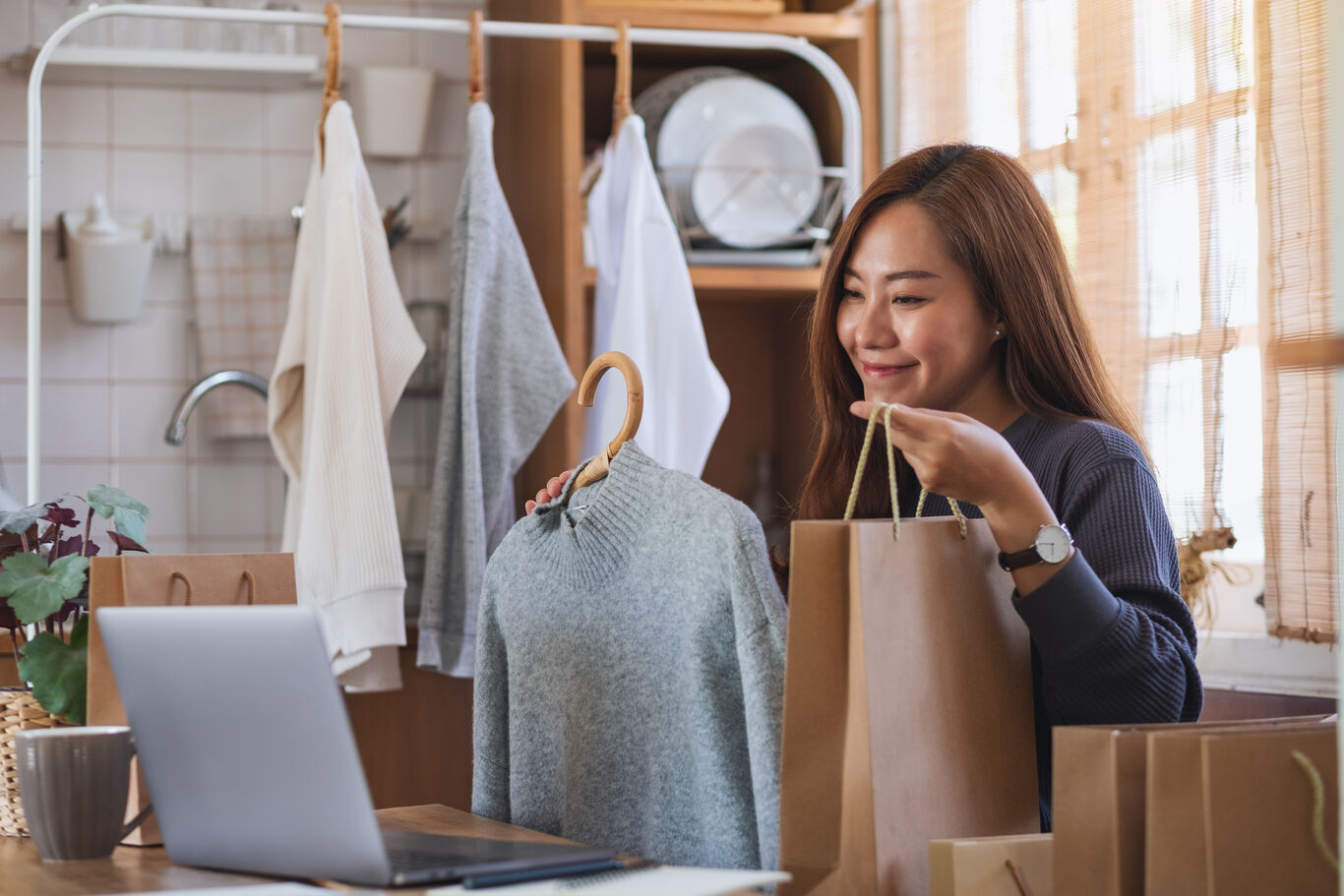 Seorang pedagang UMKM sedang menerima orderan online.jpg