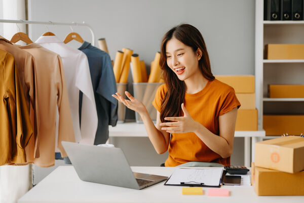 interaksi dengan platform bisnis online