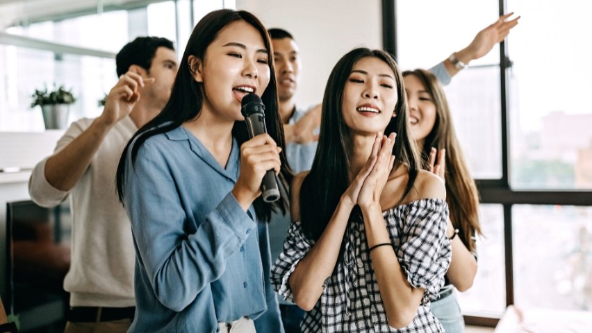 90+ Lagu Karaoke Terbaik yang Mudah Dinyanyikan! | Telkomsel