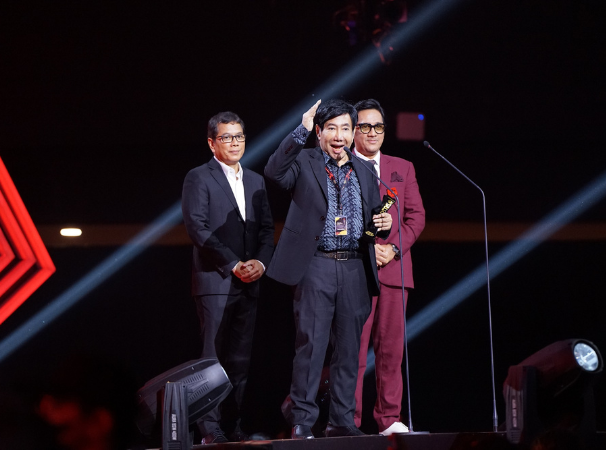 Telkomsel juga memberikan penghargaan Lifetime Achievement kepada Guruh Soekarnoputra (tengah) atas kinerja dan pencapaiannya dalam industri kreatif nasional