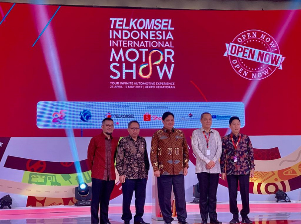 Jakarta, 25 April 2019  –  Telkomsel kembali membuktikan kapabilitasnya sebagai penyedia layanan dan solusi digital  yang terpercaya bagi berbagai lapisan masyarakat melalui kolaborasi dengan Indonesia International Motor Show (IIMS).  Dengan semangat #TerusBergerakMaju, Telkomsel hadir di gelaran pesta otomotif  IIMS sebagai titling sponsor dan mengawali momentum kolaborasi antara industri otomotif dengan industri teknologi dan informasi di Indonesia. Vice President Brand and Communications Telkomsel Nirwan Lesmana mengatakan, “Telkomsel kini tengah bertransformasi menjadi digital telco company,  yang menghadirkan berbagai solusi dan layanan digital yang inovatif untuk menghadirkan manfaat bagi segmen pasar yang lebih luas.  Kolaborasi dengan IIMS membuktikan bahwa produk dan layanan Telkomsel sudah menyentuh berbagai lintas industri, termasuk otomotif. Kami percaya para konsumen dan pelaku di industri otomotif, baik individu maupun perusahaan,  akan merasakan pengalaman berkualitas yang semakin memudahkan aktivitas mereka dengan manfaat dari produk dan layanan digital kami.” Telkomsel hadir pada Telkomsel IIMS 2019 dengan menampilkan berbagai layanan digital di experience booth yang berlokasi di Carni Area. Salah satu layanan unggulan yang hadir adalah inovasi internet of things untuk solusi otomotif yaitu “Telkomsel FleetSight”. Telkomsel FleetSight merupakan layanan yang berguna sebagai layanan pengelolaan armada kendaraan atau  fleet management.  Solusi pengelolaan armada kenndaraan ini mensinergikan perangkat telematika berbasis satelit yang dipasangkan pada asset kendaraan dengan layanan konektivitas Telkomsel serta platform Fleet Management. Solusi ini dapat membantu pengelolaan operasional armada, serta meningkatkan keamanan, efisiensi dan produktivitas armada. Selain itu pengunjung juga dapat menikmati berbagai pengalaman digital lifestyle Telkomsel dari layanan streaming video “MAXstream”, layanan streaming musik “LangitMusik”, layanan konten games “Dunia Games”, serta penawaran dari layanan iklan digi