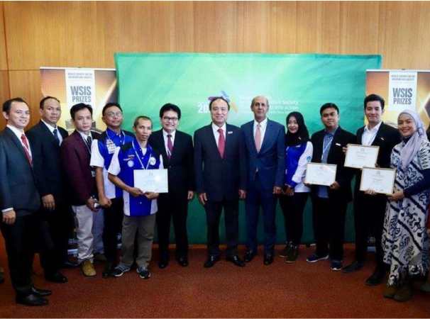 Program CSR Baktiku Negeriku Telkomsel Menangkan Dua Gelar Champion pada The World Summit on the Information Society Prizes di Swiss