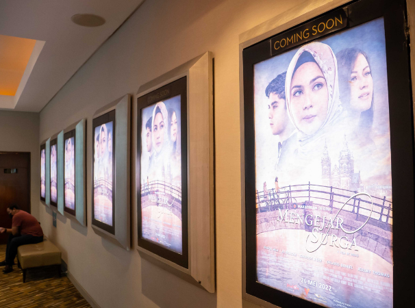 <ul> <li><em>MAXstream merilis film orisinal <strong>&ldquo;Mengejar Surga&rdquo;</strong> yang dapat disaksikan di bioskop Indonesia mulai 26 Mei 2022.</em></li> <li><em>Film orisinal bergenre drama religi ini berhasil mendapat tempat di industri perfilman internasional dengan tayang perdana di bioskop Malaysia dan Brunei pada Juni mendatang.</em></li> <li><em>&ldquo;Mengejar Surga&rdquo; menjadi bukti nyata komitmen MAXstream untuk terus meningkatkan kualitas konten orisinal yang dihadirkan untuk menjadi platform OTT yang mampu bersaing secara global, sekaligus memperkuat industri perfilman Indonesia.</em></li> </ul> <p><em>&nbsp;</em></p> <p><em>&nbsp;</em></p> <p><strong>Jakarta, </strong><strong>23 Mei 2022</strong> &ndash; Sebagai upaya mempertegas komitmennya untuk menjadi <em>The Home of Entertainment,</em> Telkomsel melalui MAXstream kembali menghadirkan konten hiburan berkualitas yang dapat dinikmati seluruh lapisan masyarakat Indonesia. Kali ini, MAXstream berkolaborasi dengan rumah produksi Viera dan PT Melon Indonesia merilis film orisinal berjudul <strong>&ldquo;Mengejar Surga&rdquo;</strong> yang akan tayang perdana di bioskop Tanah Air mulai 26 Mei 2022. Selain di Indonesia, film bergenre drama religi tersebut juga akan tayang perdana di bioskop Malaysia dan Brunei mulai Juni 2022.</p> <p><strong>Vice President Digital Lifestyle Telkomsel Nirwan Lesmana</strong> mengatakan, &ldquo;Kehadiran film orisinal <strong>&lsquo;Mengejar Surga&rsquo; </strong>merupakan langkah keberlanjutan Telkomsel melalui MAXstream yang terus berupaya memperkuat pertumbuhan industri film Tanah Air melalui upaya-upaya kolaboratif. Film orisinal ini menjadi salah satu bukti nyata komitmen MAXstream yang terus meningkatkan kualitas dari setiap konten yang dihadirkan, sehingga menjadi salah satu dari jajaran film orisinal MAXstream yang dapat tayang di luar negeri, yaitu di Malaysia dan Brunei. Tentunya ini menjadi salah satu capaian penting bagi kami dalam memperkuat industri perfilman Indonesia sekaligus menjadikan MAXstre