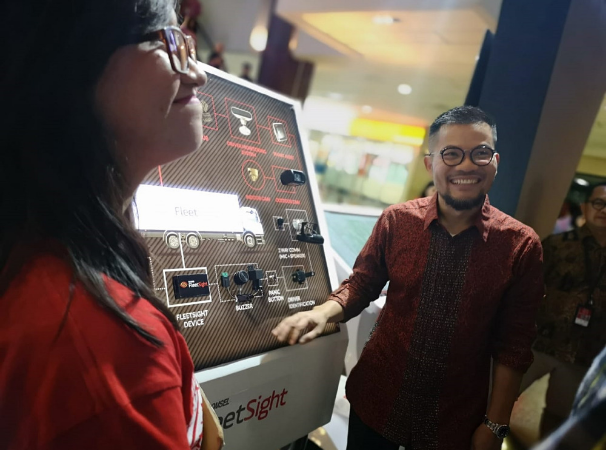 Jakarta, 25 April 2019  –  Telkomsel kembali membuktikan kapabilitasnya sebagai penyedia layanan dan solusi digital  yang terpercaya bagi berbagai lapisan masyarakat melalui kolaborasi dengan Indonesia International Motor Show (IIMS).  Dengan semangat #TerusBergerakMaju, Telkomsel hadir di gelaran pesta otomotif  IIMS sebagai titling sponsor dan mengawali momentum kolaborasi antara industri otomotif dengan industri teknologi dan informasi di Indonesia. Vice President Brand and Communications Telkomsel Nirwan Lesmana mengatakan, “Telkomsel kini tengah bertransformasi menjadi digital telco company,  yang menghadirkan berbagai solusi dan layanan digital yang inovatif untuk menghadirkan manfaat bagi segmen pasar yang lebih luas.  Kolaborasi dengan IIMS membuktikan bahwa produk dan layanan Telkomsel sudah menyentuh berbagai lintas industri, termasuk otomotif. Kami percaya para konsumen dan pelaku di industri otomotif, baik individu maupun perusahaan,  akan merasakan pengalaman berkualitas yang semakin memudahkan aktivitas mereka dengan manfaat dari produk dan layanan digital kami.” Telkomsel hadir pada Telkomsel IIMS 2019 dengan menampilkan berbagai layanan digital di experience booth yang berlokasi di Carni Area. Salah satu layanan unggulan yang hadir adalah inovasi internet of things untuk solusi otomotif yaitu “Telkomsel FleetSight”. Telkomsel FleetSight merupakan layanan yang berguna sebagai layanan pengelolaan armada kendaraan atau  fleet management.  Solusi pengelolaan armada kenndaraan ini mensinergikan perangkat telematika berbasis satelit yang dipasangkan pada asset kendaraan dengan layanan konektivitas Telkomsel serta platform Fleet Management. Solusi ini dapat membantu pengelolaan operasional armada, serta meningkatkan keamanan, efisiensi dan produktivitas armada. Selain itu pengunjung juga dapat menikmati berbagai pengalaman digital lifestyle Telkomsel dari layanan streaming video “MAXstream”, layanan streaming musik “LangitMusik”, layanan konten games “Dunia Games”, serta penawaran dari layanan iklan digi