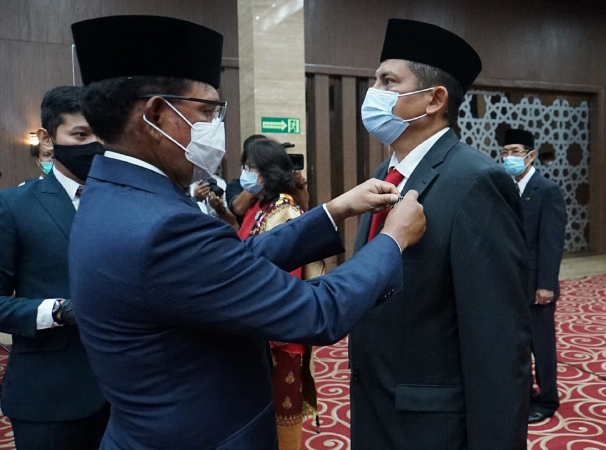 Presiden Joko Widodo Menganugerahkan Satyalancana Wirakarya kepada Empat Insan Telkomsel
