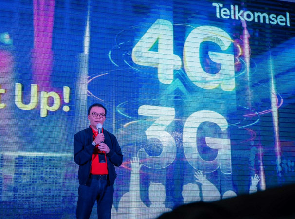<ul> <li><em>Telkomsel telah berkomitmen untuk memulai proses peningkatan/pengalihan (upgrade) layanan jaringan 3G ke 4G/LTE secara bertahap di 504 kota/kabupaten.</em></li> <li><em>Komitmen tersebut mendapatkan dukungan penuh dari Kementerian Komunikasi dan Informatika (Kominfo) RI selaku regulator sekaligus penyedia pita frekuensi dan pemberi izin pengembangan layanan jaringan telekomunikasi di Indonesia.</em></li> <li><em>Pemerataan jaringan 4G/LTE ini akan mendukung beragam aktivitas digital pelanggan yang lebih seamless dan nyaman, serta </em><em>membuka peluang perluasan jaringan Hyper 5G secara bertahap dan terukur di berbagai wilayah Indonesia di masa mendatang.</em></li> </ul> <p><em>&nbsp;</em></p> <p><strong>Jakarta, </strong><strong>7 April 2022</strong> &ndash; Implementasi Telkomsel untuk proses peningkatan/pengalihan <em>(upgrade)</em> seluruh layanan jaringan 3G ke jaringan 4G/LTE, dengan total lebih dari 49 ribu BTS 3G di 504 kota/kabupaten secara bertahap mulai Maret hingga akhir tahun ini, mendapatkan dukungan penuh dari pemerintah melalui Kementerian Komunikasi dan Informatika (Kominfo) RI. <em>Upgrade </em>layanan jaringan tersebut merupakan bagian dari komitmen Telkomsel sebagai <em>leading digital telecommunication company</em> untuk meningkatkan kenyamanan dan pengalaman pelanggan dalam mengadopsi gaya hidup digital melalui peningkatan kualitas dan pemerataan serta kesetaraan akses jaringan <em>broadband</em> terdepan hingga pelosok negeri.</p> <p>Dukungan Kementerian Komunikasi dan Informatika RI ini juga disampaikan langsung oleh <strong>Direktur Jenderal Sumber Daya dan Perangkat Pos dan Informatika Dr. Ir.Ismail, M.T.</strong> yang turut hadir melakukan pengecekan langsung proses <em>upgrading</em> 932 BTS 3G ke 4G/LTE pada 6 April 2022, bertempat di Telkomsel Smart Office, Jakarta. &ldquo;Kami dari Kementerian Kominfo menyambut baik rencana peningkatan <em>(improvement)</em> 3G menjadi 4G. Semoga langkah-langkah yang diambil Telkomsel ini selalu terukur dan terarah, serta terlihat dam
