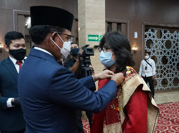 Presiden Joko Widodo Menganugerahkan Satyalancana Wirakarya kepada Empat Insan Telkomsel