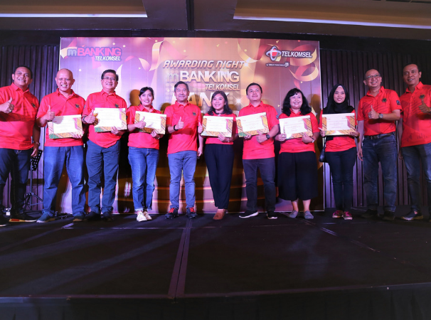 mBanking Telkomsel Berikan Award Kepada Mitra Bank