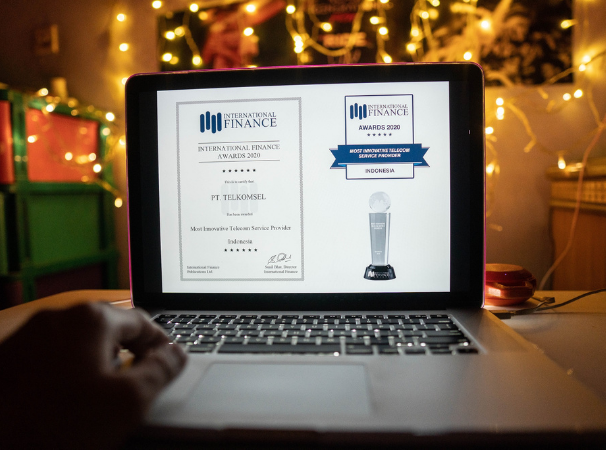 ●	Selama lebih dari 25 tahun, inovasi telah menjadi bagian dari perjalanan Telkomsel dalam memberikan pelayanan terdepan terhadap masyarakat Indonesia ●	Berbagai inovasi telah dilakukan Telkomsel dalam memberikan layanan telekomunikasi dan digital customer-centric yang mampu melekat di keseharian masyarakat ●	Berkat konsisten menghadirkan inovasi layanan telekomunikasi terbaik itu, Telkomsel pun meraih penghargaan internasional sebagai ‘The Most Innovative Telecom Service Provider’ dalam ajang The International Finance Award Program 2020  Jakarta, 2 Oktober 2020 – Telkomsel kembali meraih penghargaan di tingkat internasional. Kali ini penghargaan yang diraih dari ajang The International Finance Award Program 2020 sebuah majalah finansial bergengsi yang berpusat di Kota London, Inggris. Telkomsel pun mendapatkan penghargaan sebagai The Most Innovative Telecom Service Provider yang mengukuhkan Telkomsel sebagai perusahaan yang berbakat bidang industri, keterampilan kepemimpinan, kekuatan jaringan industri, dan kapabilitas pada platform tingkat internasional.  Direktur Utama Telkomsel Setyanto Hantoro mengatakan, “Merupakan kebanggaan tersendiri bagi kami dalam meraih penghargaan sebagai provider telekomunikasi paling inovatif, dimana hal ini sejalan dengan upaya kami untuk terus menghadirkan inovasi terdepan bagi masyarakat Indonesia. Kami juga memiliki keinginan untuk membuat sebuah ekosistem digital yang inklusif secara berkesinambungan di Tanah Air dengan menghadirkan digital connectivity, digital platform, dan digital service. Karenanya, selain fokus menyediakan teknologi jaringan terdepan, kami secara konsisten berupaya untuk menyuguhkan layanan digital untuk masyarakat Indonesia, seiring transformasi Telkomsel menjadi perusahaan telekomunikasi digital terdepan.” Telkomsel sendiri menjadi satu-satunya digital telco company dari Indonesia yang memenangkan penghargaan di kategori Telecom Awards dan dinobatkan sebagai ‘The Most Innovative Telecom Service Provider’. Di kategori ini, Telkomsel bersanding dengan beb