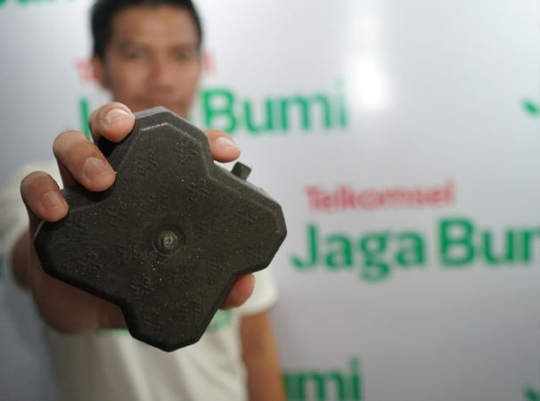 Telkomsel Jaga Bumi Daur Ulang Sampah SIM Card Plastik