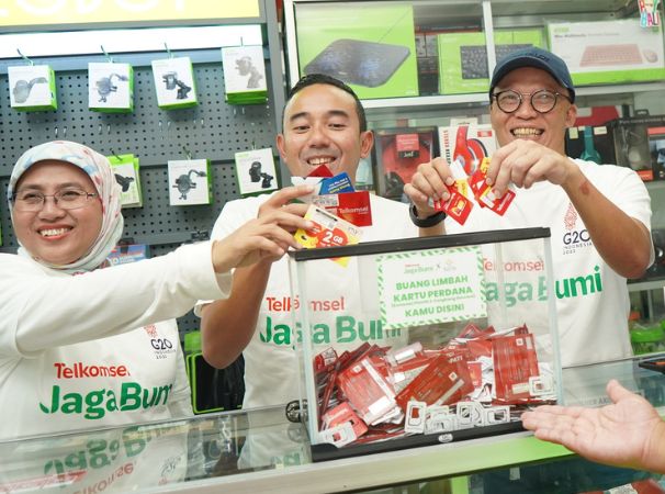 Telkomsel Jaga Bumi Kurangi Sampah Plastik