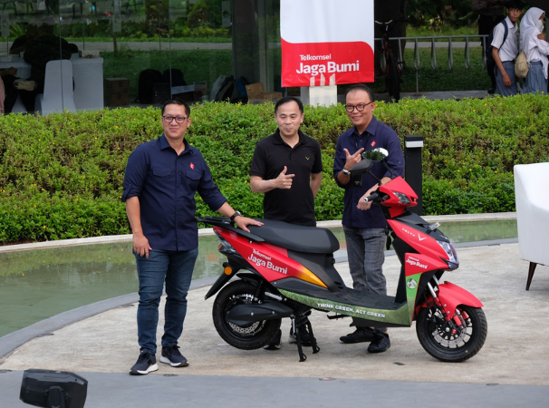 Telkomsel Jaga Bumi hadirkan program bundling motor listrik untuk solusi transportasi ramah lingkungan yang hemat, efisien, dan bernilai tambah