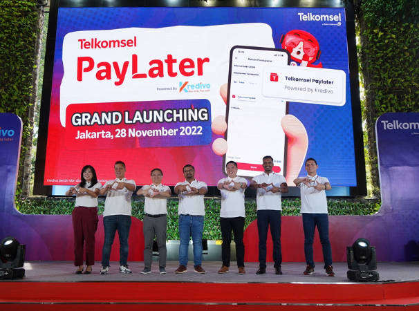Jajaran Manajemen Telkomsel bersama Manajemen Kredivo saat peluncuran Telkomsel PayLater di Jakarta, (28/11)