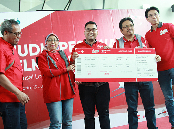 Telkomsel Terbangkan 350 Pelanggan ke 12 Kota Tujuan Mudik