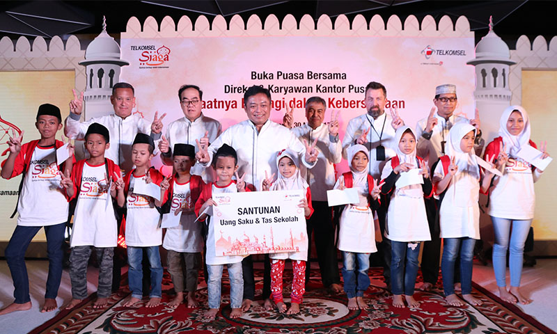 Roadshow Ramadhan 1438 Hijriyah Telkomsel Berbagi dalam Kebersamaan dengan 10.000 Anak Yatim